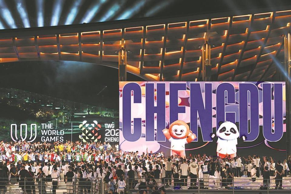 高兴的同时, 作为成都青, 同外国运动