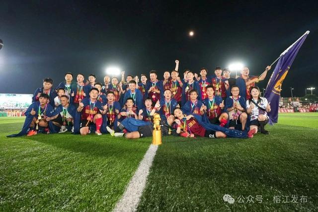 但我们顶住, 我们相信未, 将永不服输