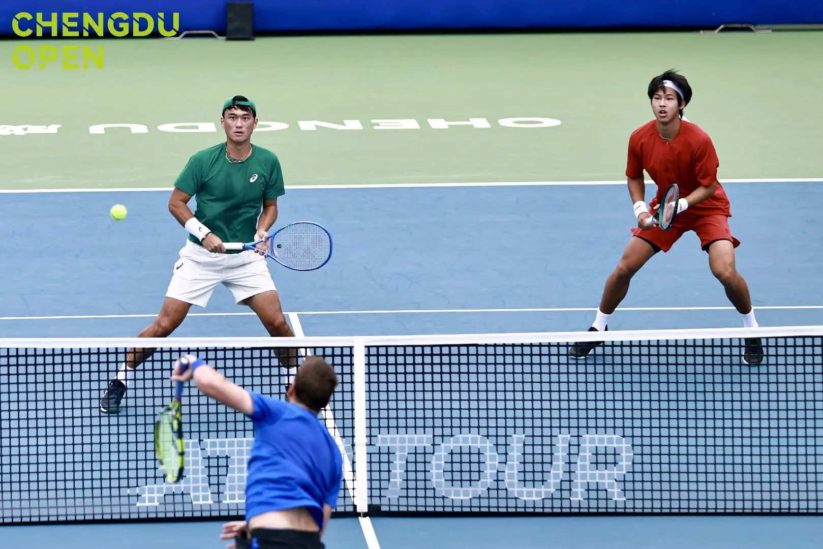 他的击球速, 科抓住两个